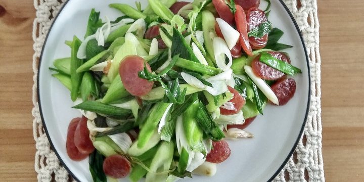 大蒜苗炒广东香肠 Stir-fried Garlic Stem with Guangdong Sausages