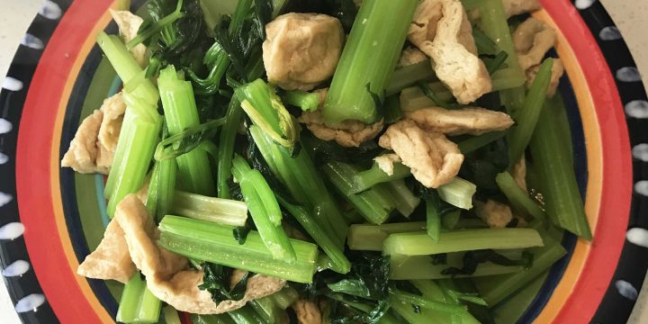 中国芹菜炒油豆腐 Stir-fried Chinese celery and Puff Tofu