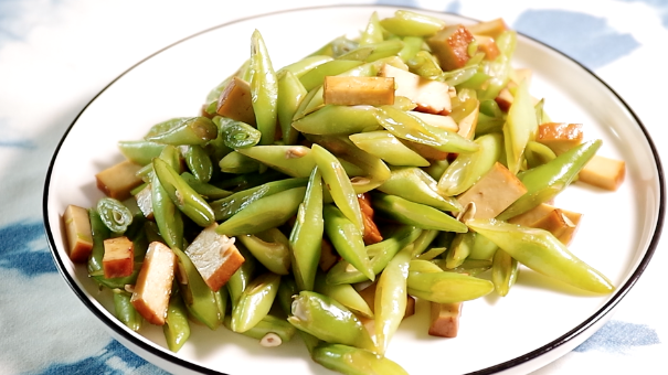 玉豆炒熏豆干 Stir-Fried Snap Bean with Smoked Tofu