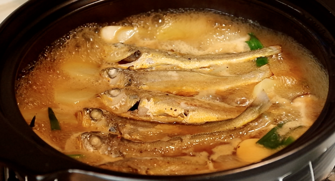 红焖砂锅黄花鱼 Stewed Yellow Croaker